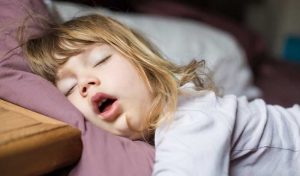 Trẻ bị ngáy khi ngủ có phải do bị viêm amidan?