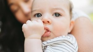 Cha mẹ nên làm gì khi trẻ 1 tuổi bị hôi miệng?