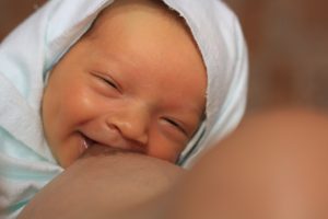 12 lợi ích bất ngờ của việc nuôi con bằng sữa mẹ